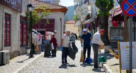 Güzelbahçe Belediyesi’nden bayram öncesi temizlik seferberliği 