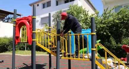 Menderes’te park yenileme çalışmaları sürüyor: Şehit Mustafa Mutlu Parkı yenilendi