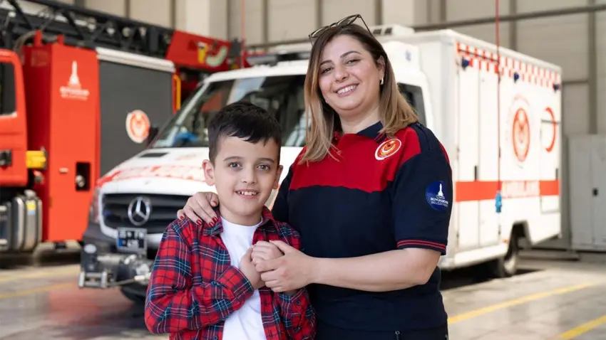 Sahada hayat kurtarıyor, evde Bulut'un umudu oluyor: Paramedik annenin mucize mücadelesi! haberinin görseli