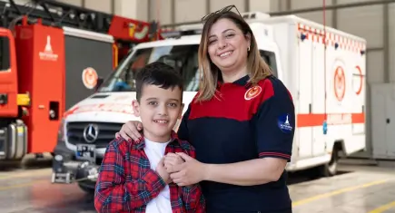 Sahada hayat kurtarıyor, evde Bulut'un umudu oluyor: Paramedik annenin mucize mücadelesi!