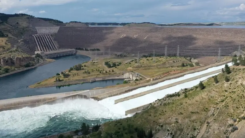 Atatürk Barajı’nda 7 yıl sonra tarihi an: Tahliye kapakları yeniden açıldı! haberinin görseli
