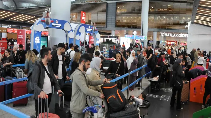 Bayram tatili göçü başladı: İstanbul'daki Havalimanlarında X-Ray kuyrukları haberinin görseli