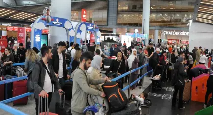 Bayram tatili göçü başladı: İstanbul'daki Havalimanlarında X-Ray kuyrukları