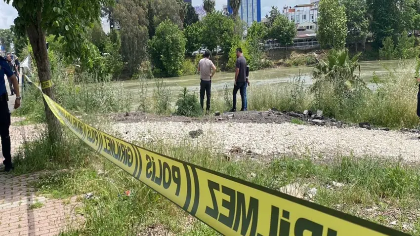 Ceyhan Nehri'nde balık tutan vatandaşlar fark etti: Sudan erkek cesedi çıkarıldı haberinin görseli