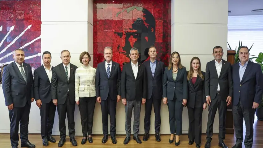 CHP Genel Merkezi'nde kritik zirve: Özgür Özel Büyükşehir belediye başkanlarıyla toplandı haberinin görseli