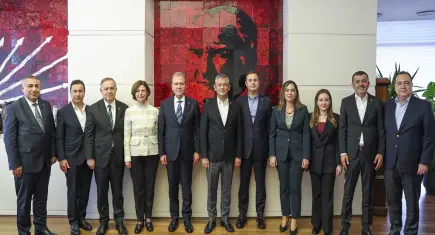 CHP Genel Merkezi'nde kritik zirve: Özgür Özel Büyükşehir belediye başkanlarıyla toplandı