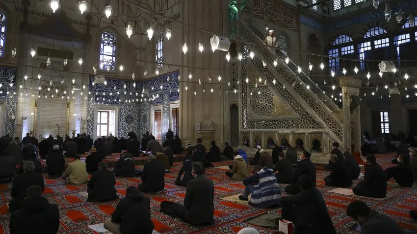 Cuma hutbesinde ‘sosyal medya’ uyarısı haberinin görseli
