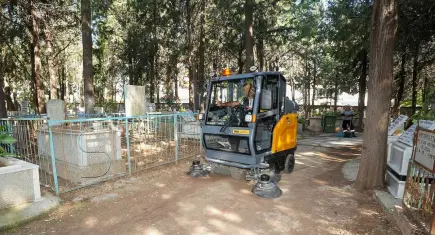 Gaziemir’de bayram öncesi ibadethane ve mezarlıklarda temizlik mesaisi