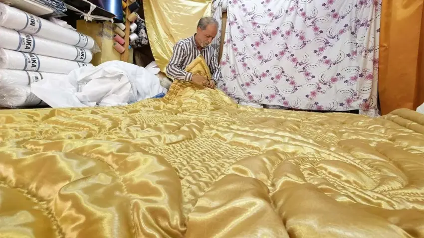 İnegöl'den İngiliz sarayına uzanan zanaat: Kraliçe Elizabeth’e yorgan diken usta zamana direniyor! haberinin görseli