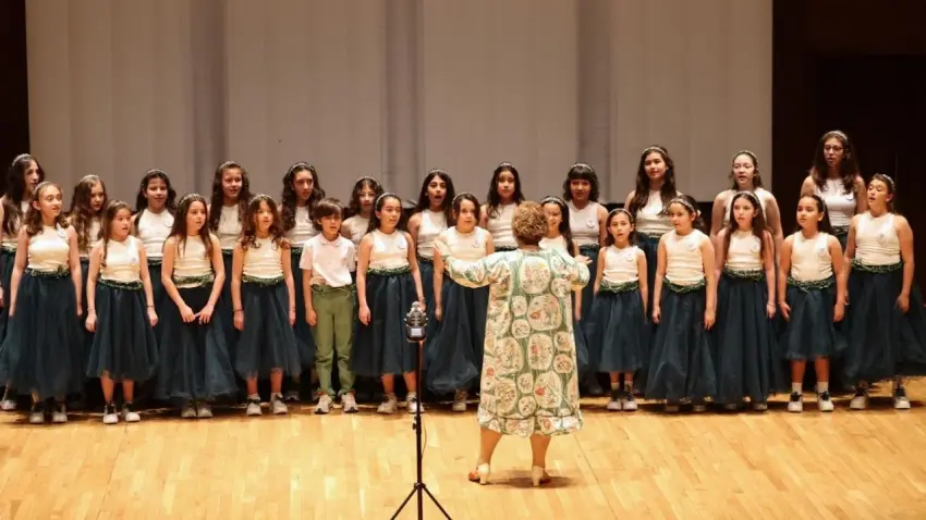 İzmir Uluslararası Çoksesli Korolar Festivali coşkuyla başladı haberinin görseli