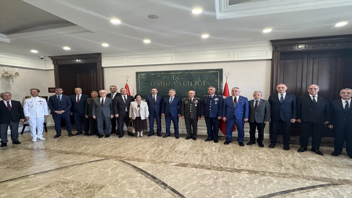 İzmir Valisi Elban, il protokolü ile bayramlaştı görseli