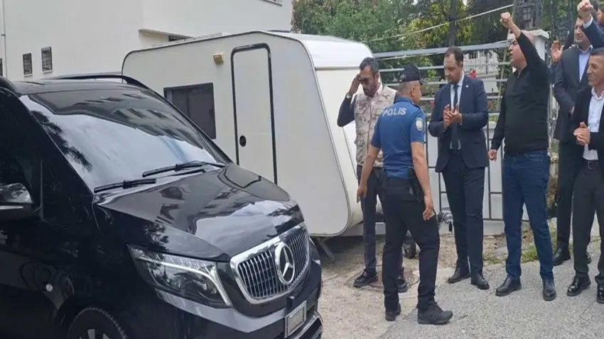 Kılıçdaroğlu sahaya indi: Halkın umudu sloganlarıyla evinden uğurlandı haberinin görseli