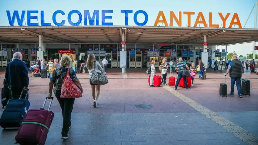 Turist sayısı nisanda azaldı haberinin görseli