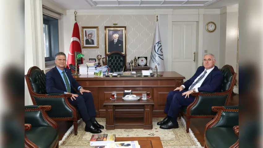 Yargıtay Onursal Başkanı Akarca’dan İzmir Eğitim Müfettişleri Başkanı Koray Aykurt’un kitabına övgü haberinin görseli