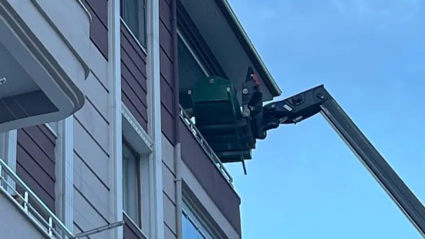 Evinde ölü bulunan kişinin cenazesi forkliftle indirildi