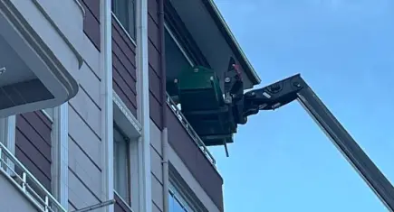 Evinde ölü bulunan kişinin cenazesi forkliftle indirildi