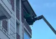 Evinde ölü bulunan kişinin cenazesi forkliftle indirildi