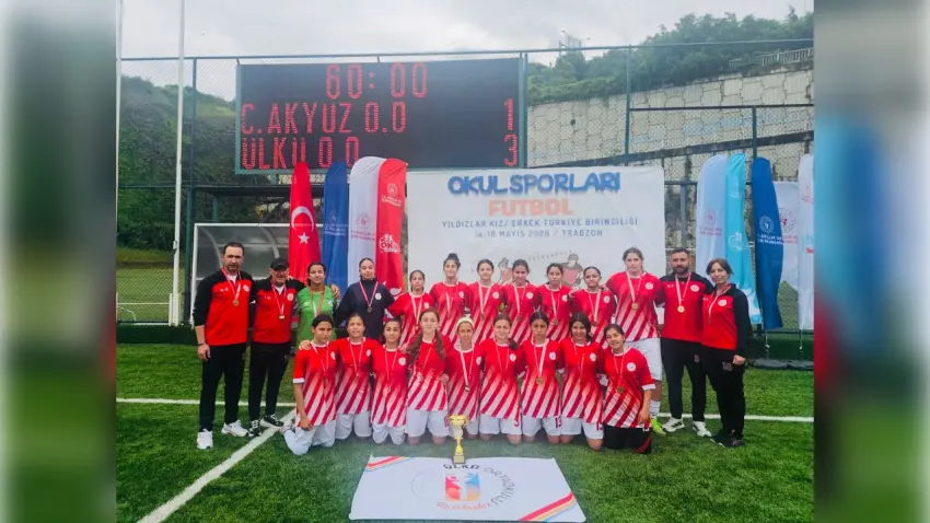 İzmirli kız futbol takımı Türkiye Şampiyonu oldu haberinin görseli
