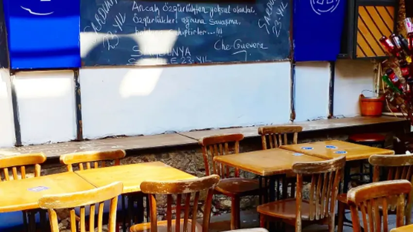 Açık Mikrofon İzmir’de profesyonel ve amatör komedyenleri buluşturacak haberinin görseli