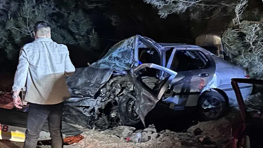 Adana'da iki otomobil çarpıştı: 2 ölü, 3 yaralı haberinin görseli