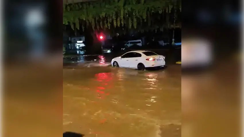 Adana'da şiddetli sağanak: Yollar çöktü, kurban pazarı sular altında kaldı haberinin görseli