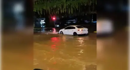 Adana'da şiddetli sağanak: Yollar çöktü, kurban pazarı sular altında kaldı
