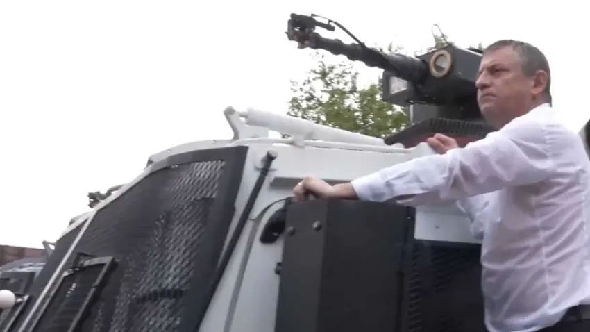 CHP’de tahliye krizi: Özel TOMA’nın üzerine çıktı! haberinin görseli