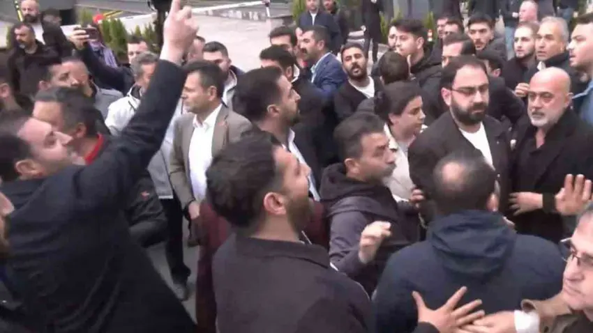 CHP Genel Merkezi’nde gerginlik: Destekçiler arasında arbede haberinin görseli