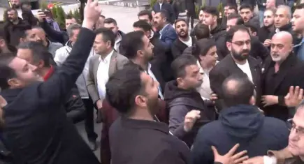 CHP Genel Merkezi’nde gerginlik: Destekçiler arasında arbede