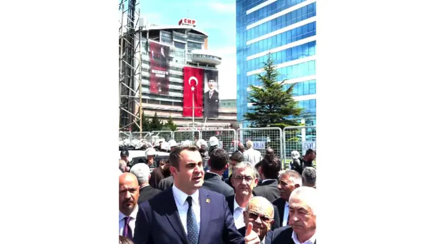 Güç CHP Genel Merkezi’nde: CHP’ye kimse darbe yapamaz haberinin görseli