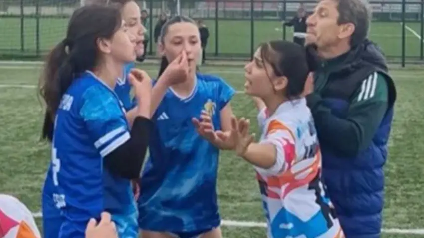 Kadın futbol takımı oyuncuları sahada birbirine girdi haberinin görseli