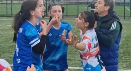 Kadın futbol takımı oyuncuları sahada birbirine girdi