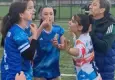 Kadın futbol takımı oyuncuları sahada birbirine girdi