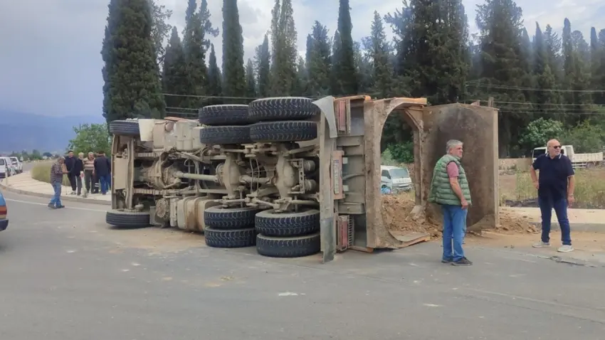 Ödemiş’te kamyon devrildi, sürücü yaralandı haberinin görseli
