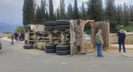 Ödemiş’te kamyon devrildi, sürücü yaralandı