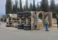 Ödemiş’te kamyon devrildi, sürücü yaralandı