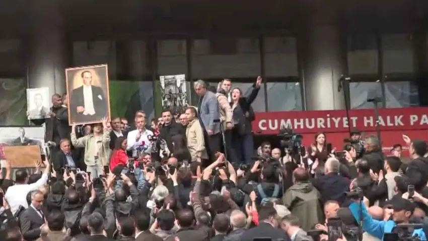 Özgür Özel CHP Genel Merkezi'nden çıktı: Herkes kendine yakışanı yapıyor haberinin görseli