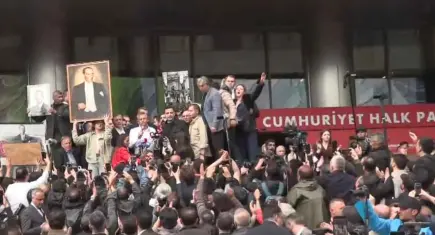 Özgür Özel CHP Genel Merkezi'nden çıktı: Herkes kendine yakışanı yapıyor