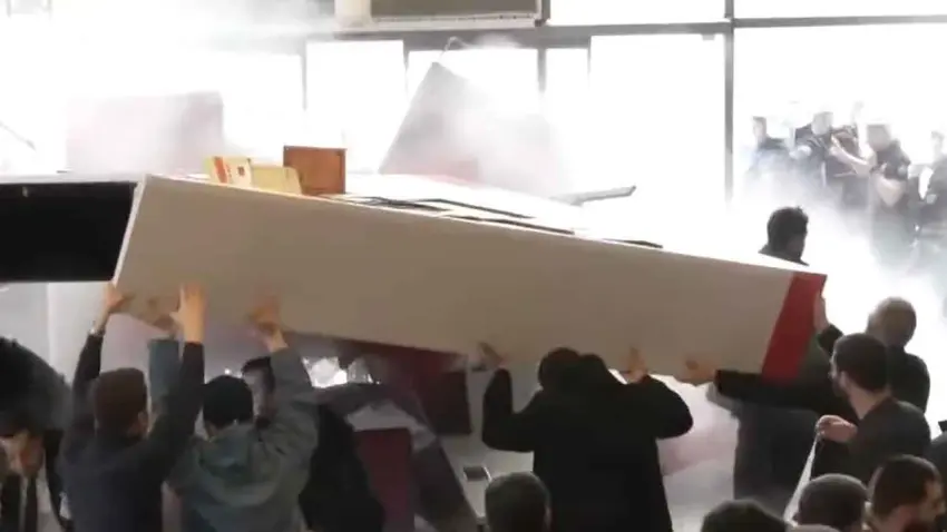 Polis, CHP Genel Merkezi'ne girdi: Özgür Özel'den ilk açıklama haberinin görseli