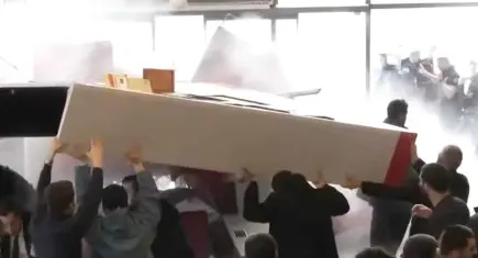 Polis, CHP Genel Merkezi'ne girdi: Özgür Özel'den ilk açıklama