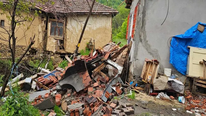 Tokat'ta sağanak sonrası heyelan: 2 ev tahliye edildi haberinin görseli