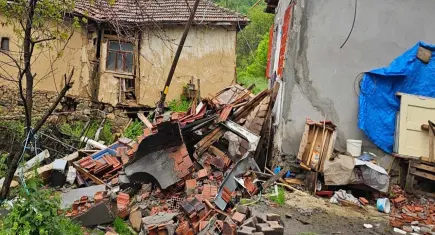Tokat'ta sağanak sonrası heyelan: 2 ev tahliye edildi