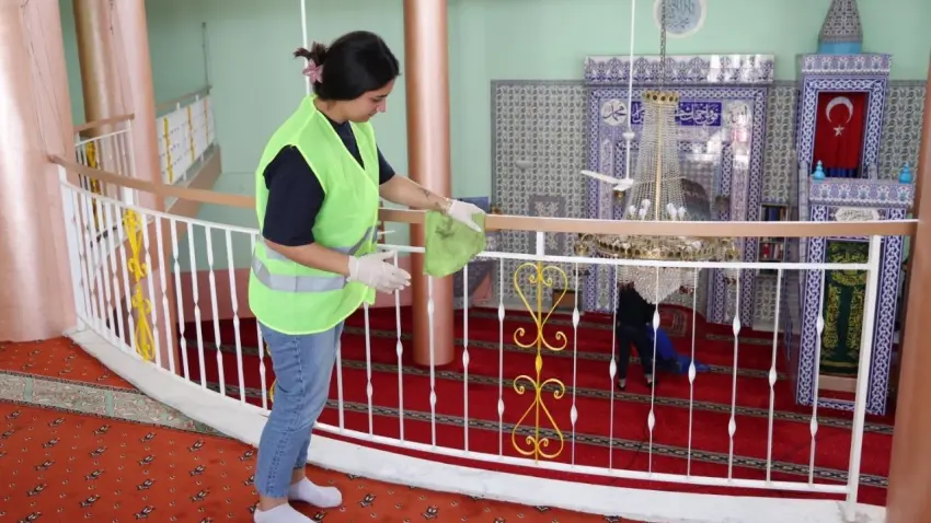 Çiğli’de camiler bayrama hazırlandı haberinin görseli