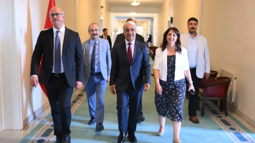 DEM Parti İmralı heyeti açıkladı: Öcalan’dan “Çerçeve Yasa” ve “Demokratikleşme” mesajı haberinin görseli