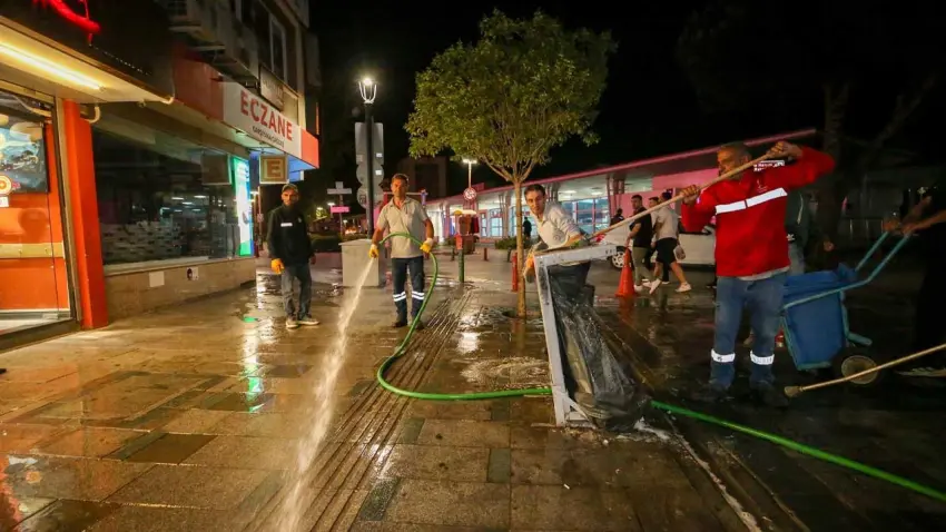 Karşıyaka Çarşısı bayram öncesi baştan sona temizlendi haberinin görseli
