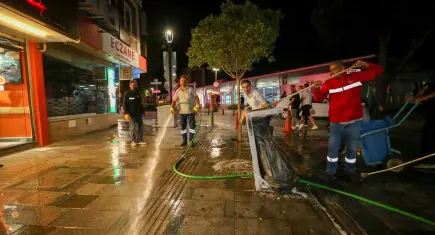 Karşıyaka Çarşısı bayram öncesi baştan sona temizlendi