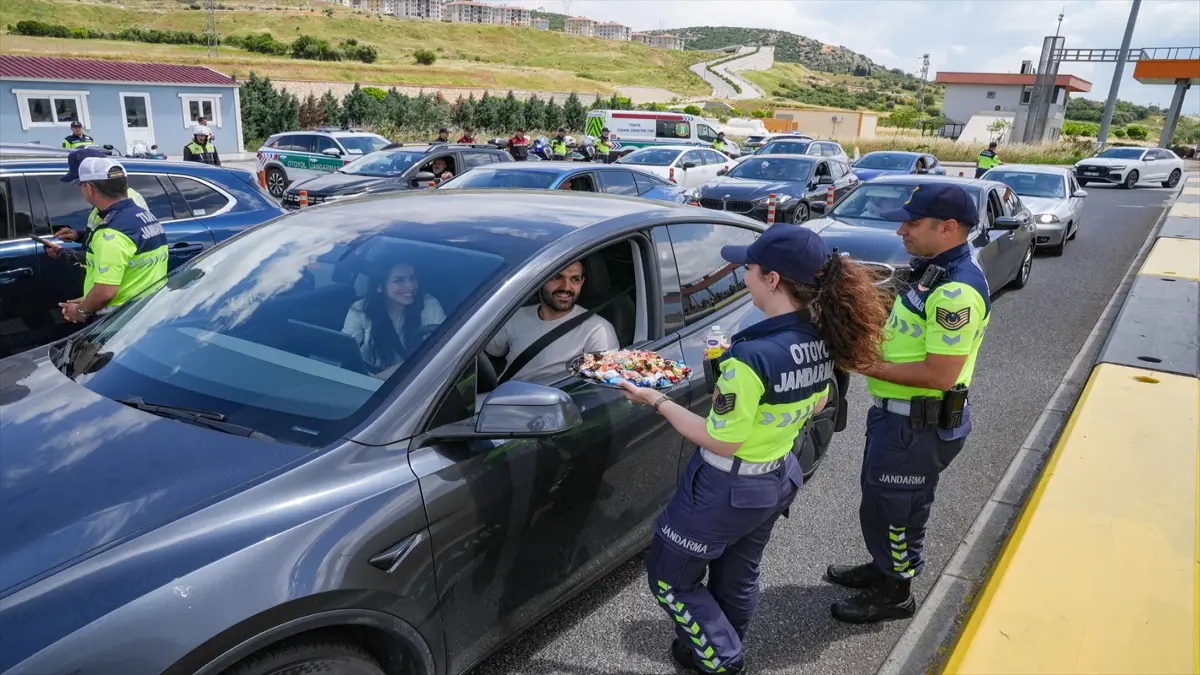 Otoyol jandarması yol güvenliği için bayram tatilinde de görev başında görseli