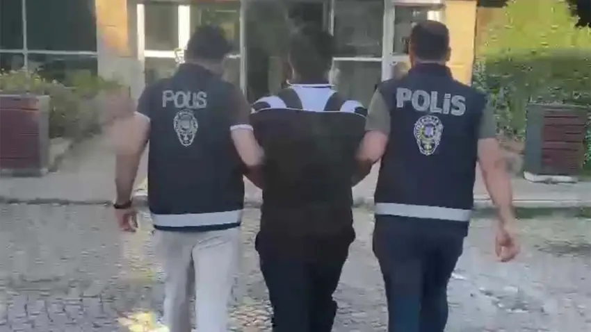İzmir'de cinayet hükümlüsü yakalandı: Üzerinden cephanelik çıktı haberinin görseli