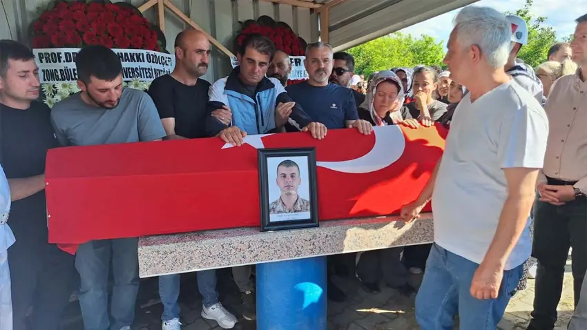 İzmir’de hayatını kaybeden asker memleketinde son yolculuğuna uğurlandı haberinin görseli