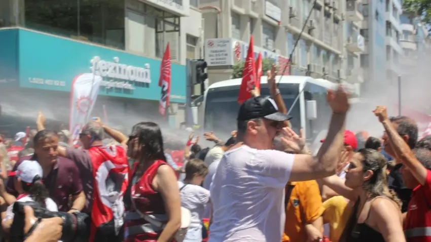 İzmir’de miting arbedesi: Polis müdahalesi başladı haberinin görseli
